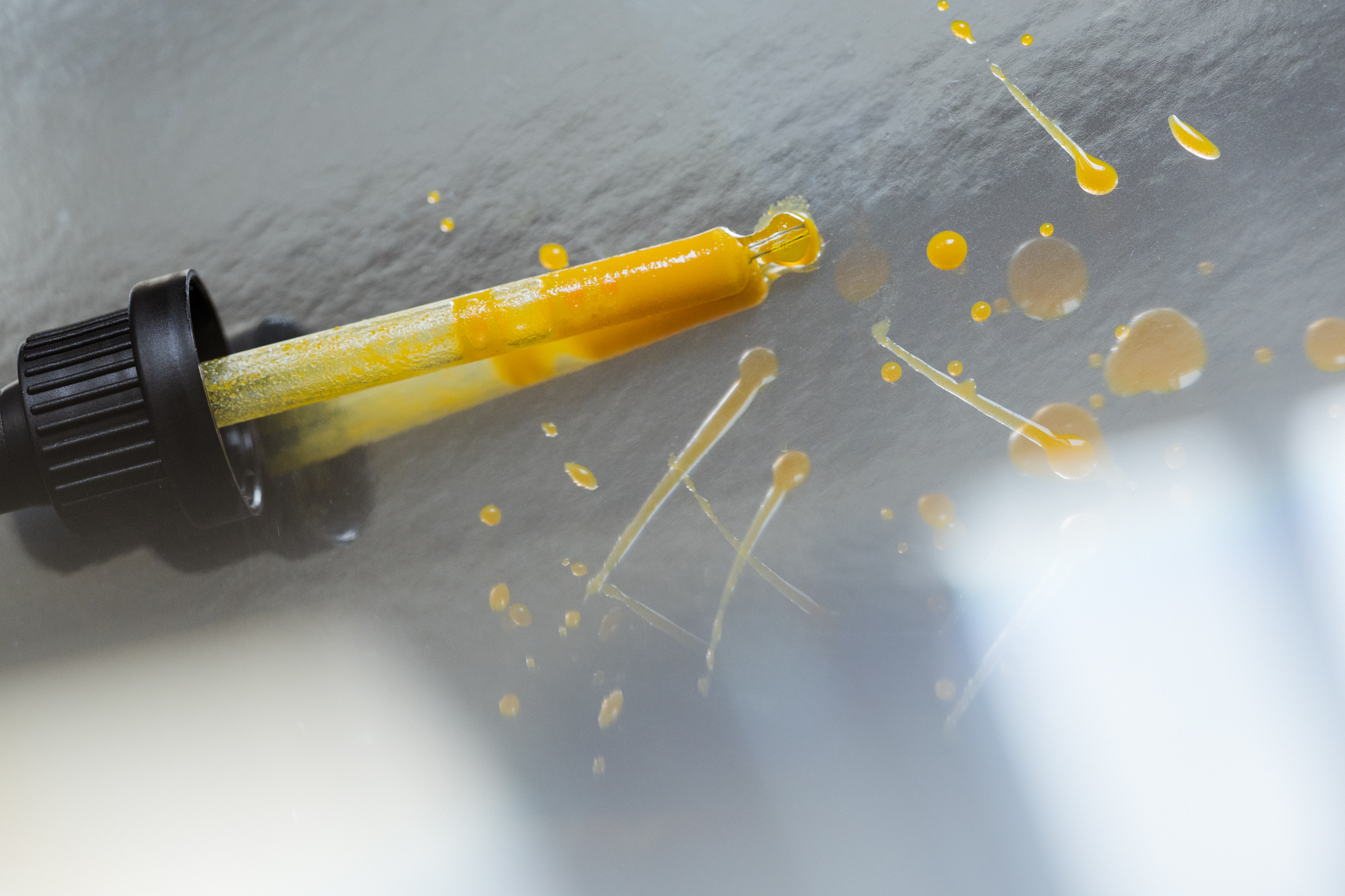 Pipette mit Droppers-Tropfen — das tägliche Ritual